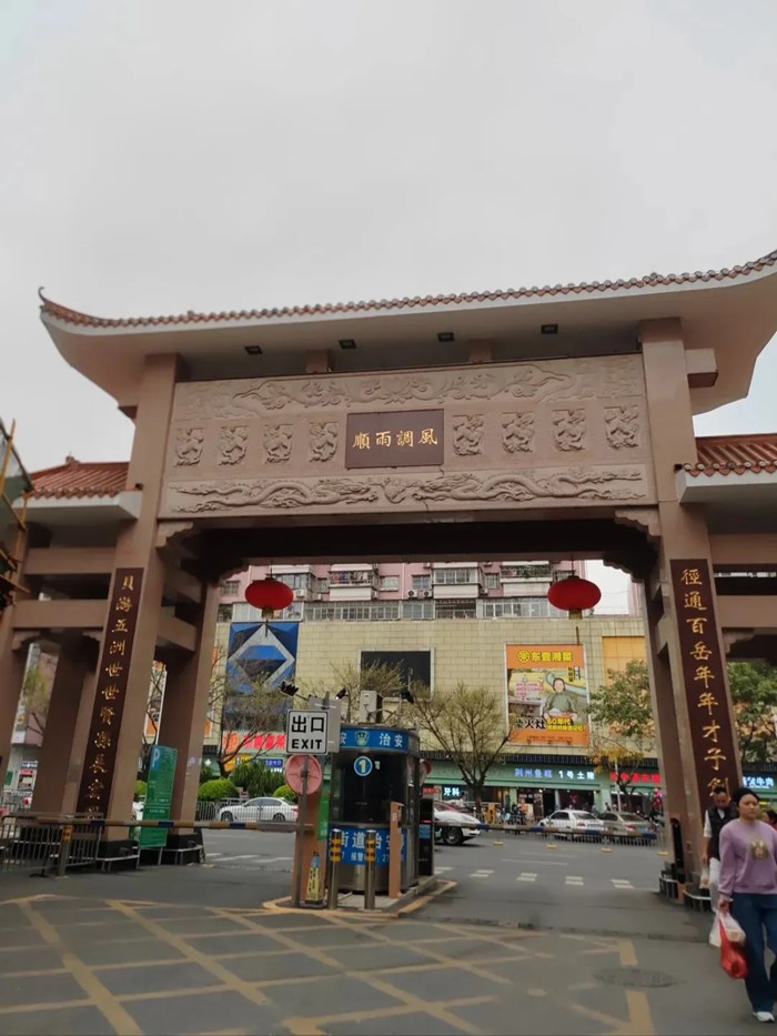 深圳！果然還是老破的“城中村”最好吃！地鐵1號線直達，人均30元，從早吃到晚