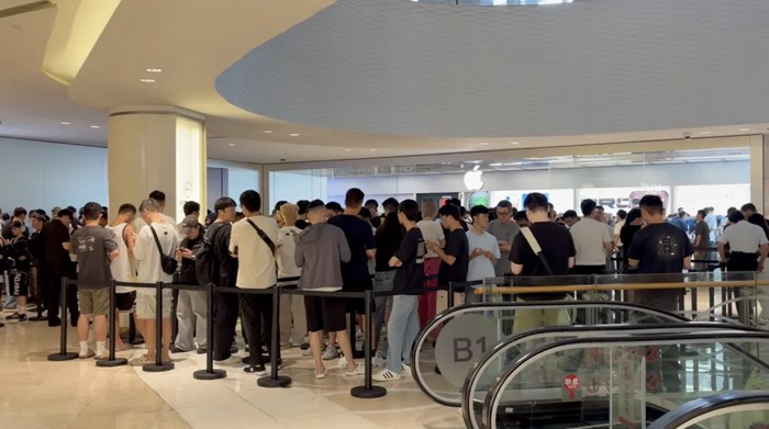 iPhone18Pro系列開售，店外大排長龍，門口商販聚集，有人一口氣買了10台