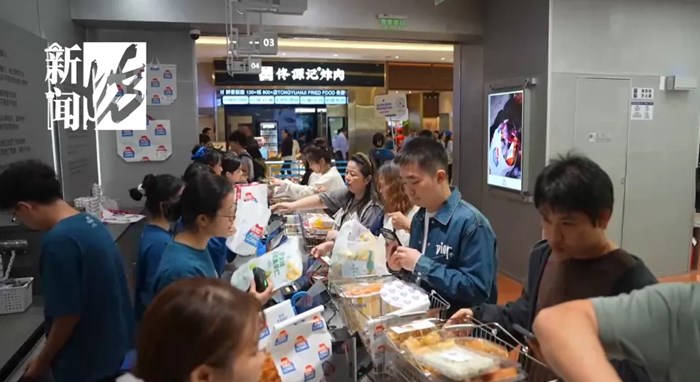 擠爆了！"排隊王"上海首店開業！爆款單品不到10元，有人一早趕來"已經100人了"