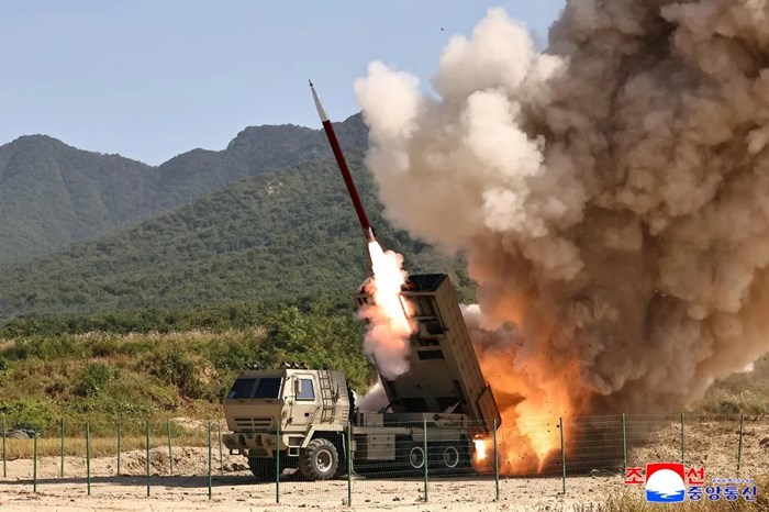 朝鮮試射升級版240毫米可控火箭炮彈，可“打擊115公里處目標”；此前金正恩觀摩新型武器試驗，多種武器亮相