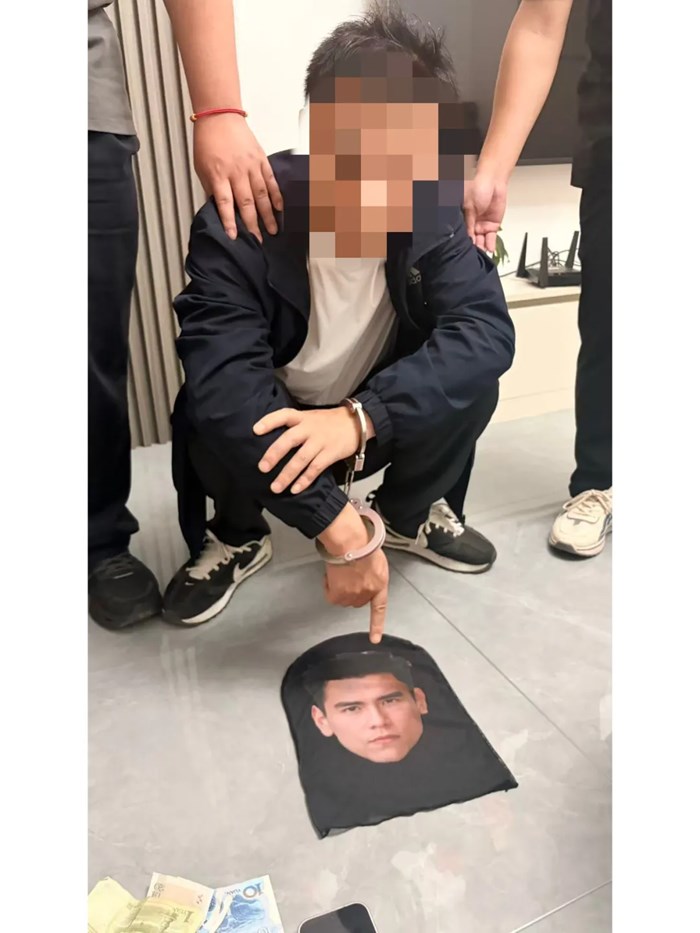 男子戴“彭於晏”頭套入室行竊，結果被客廳監控嚇跑，警察都笑了……他當晚被抓