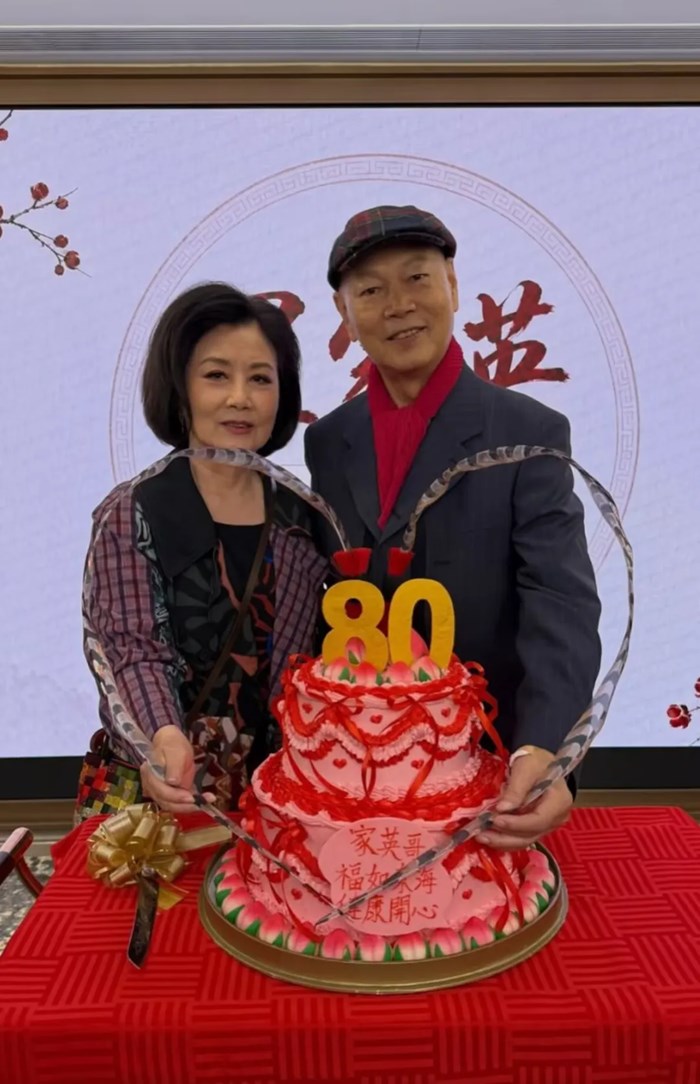 羅家英在妻子汪明荃陪伴下慶80歲生日，四次確診癌症，被醫生推算僅餘9年壽命，曾說不怕死亡怕失去伴侶，希望自己“先走一步”