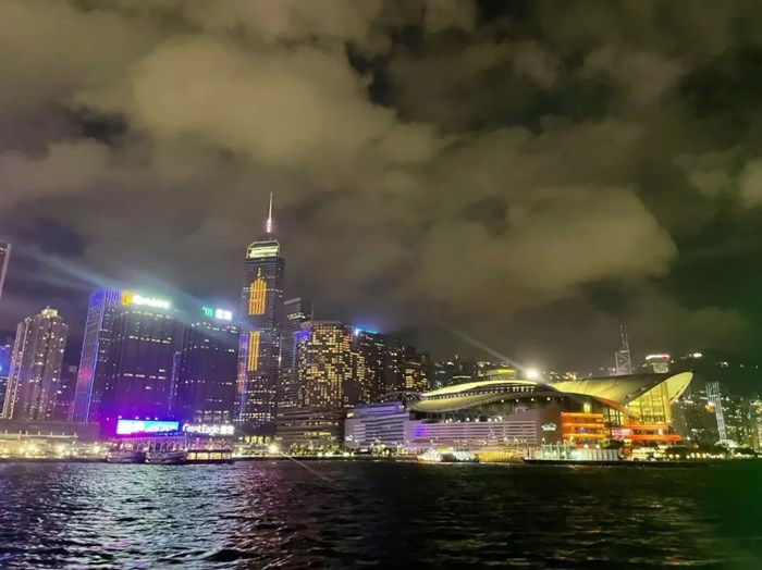 香港一年只生3萬個孩子，卻有15萬外地學生湧入！