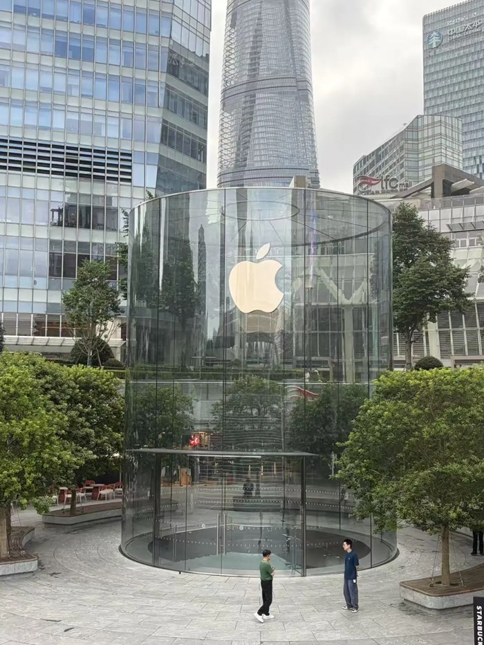 摺疊iPhone還沒開售，維修費引熱議：8000元換塊屏？iPhone 18 Pro開售首日：門店排長隊，Pro Max受追捧，黃牛轉賣需加價超700元