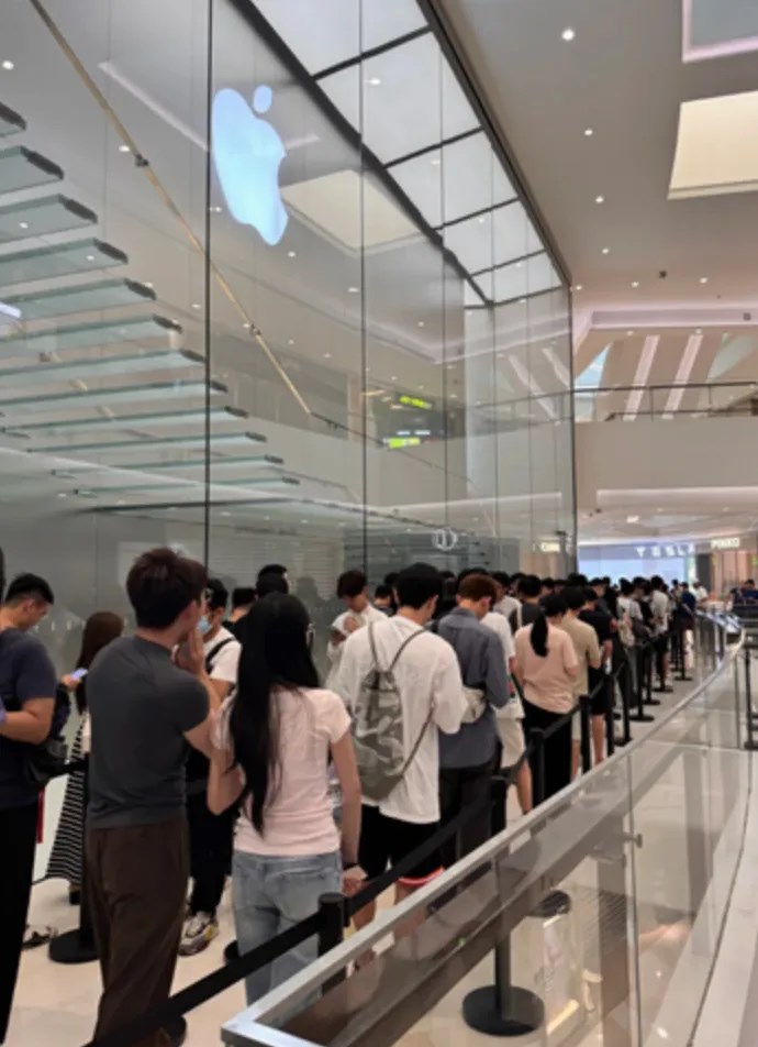 iPhone 18 Pro系列首銷：門店排長隊，Pro Max加價，Pro版破發