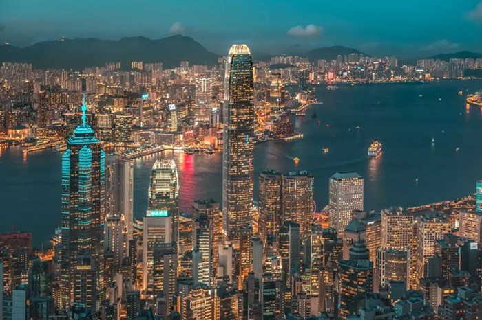 巨頭湧入香港，搶人又搶樓