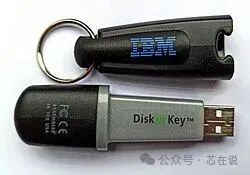 一台崩潰的筆記本，終結了軟碟：DiskOnKey 25年後，快閃記憶體產業最貴的教訓是什麼
