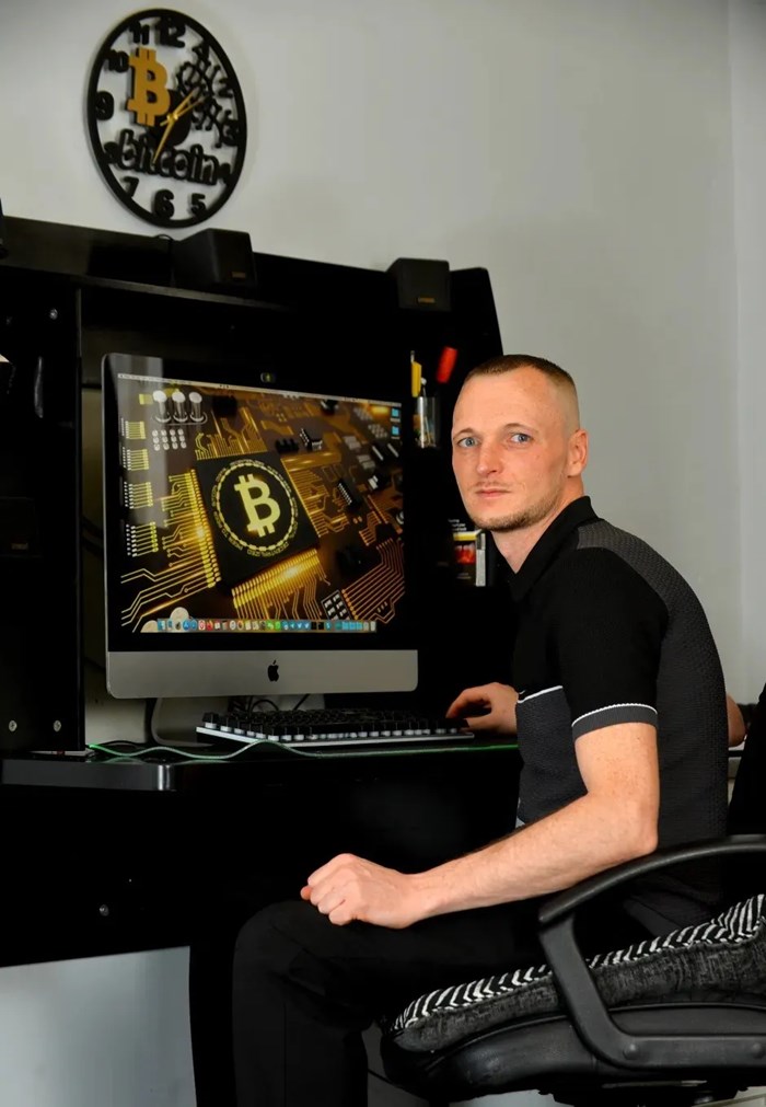 英國程式設計師攢了8000枚比特幣，被女友當垃圾給扔了，事後發現價值51億元，惱羞成怒蹲守垃圾場11年
