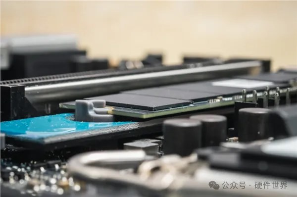 全球首款單條512GB記憶體誕生！不是三星也不是SK海力士